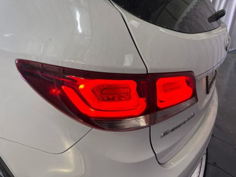 Used 2018 Hyundai Santa Fe Limited FWD image 10