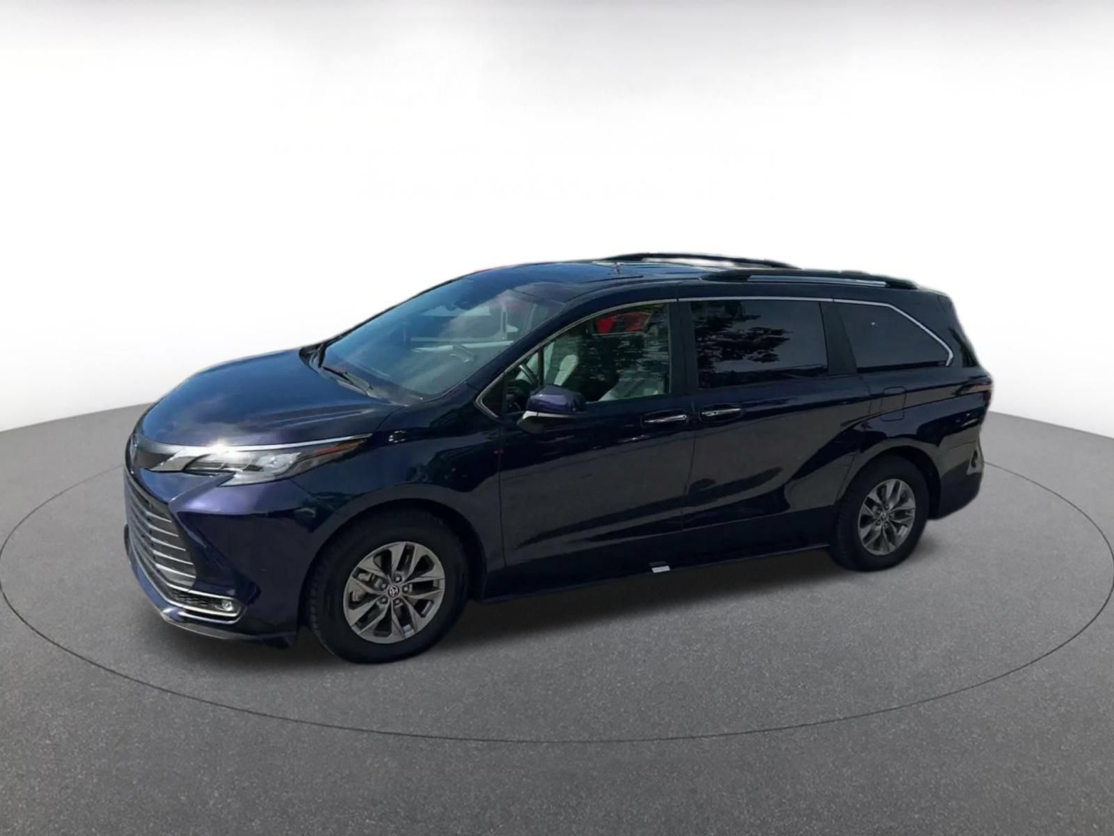 Used 2025 Toyota Sienna XLE FWD image 7