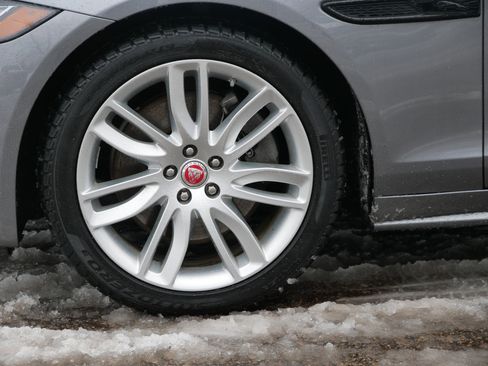 Used 2022 Jaguar XF R-Dynamic SE image 9