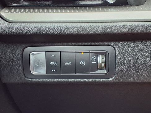 Used 2025 Chevrolet Traverse LT image 12