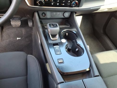 Used 2024 Nissan Rogue S FWD image 18