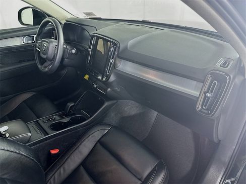 Used 2022 Volvo XC40 T4 Momentum image 30