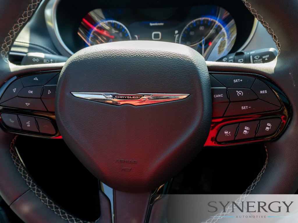 Used 2025 Chrysler Pacifica Limited FWD image 30