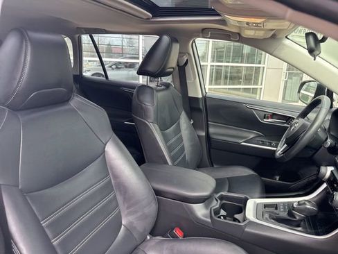 Used 2020 Toyota RAV4 XLE Premium image 31