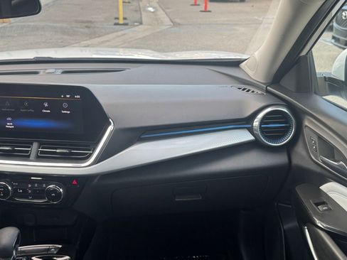 Used 2025 Chevrolet Trax LT image 34