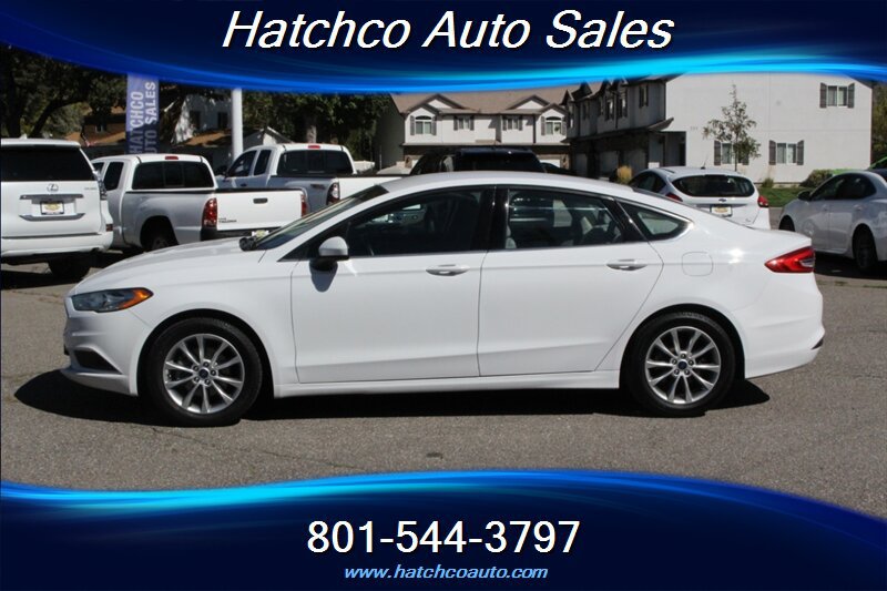 Used 2017 Ford Fusion SE FWD image 2