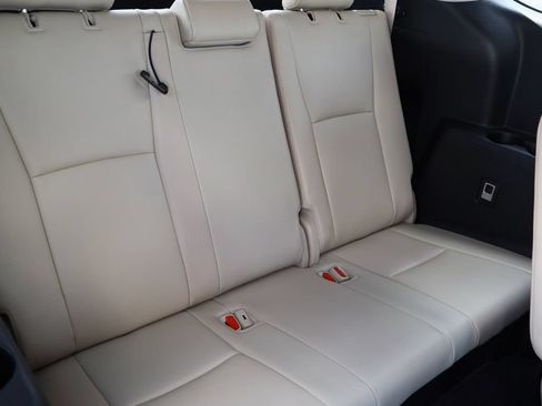 Used 2023 Toyota Highlander XLE FWD image 28