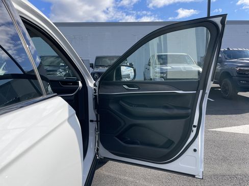 Certified 2023 Jeep Grand Cherokee Limited image 9