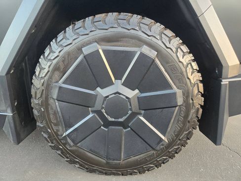 Used 2024 Tesla Cybertruck AWD Crew Cab image 17