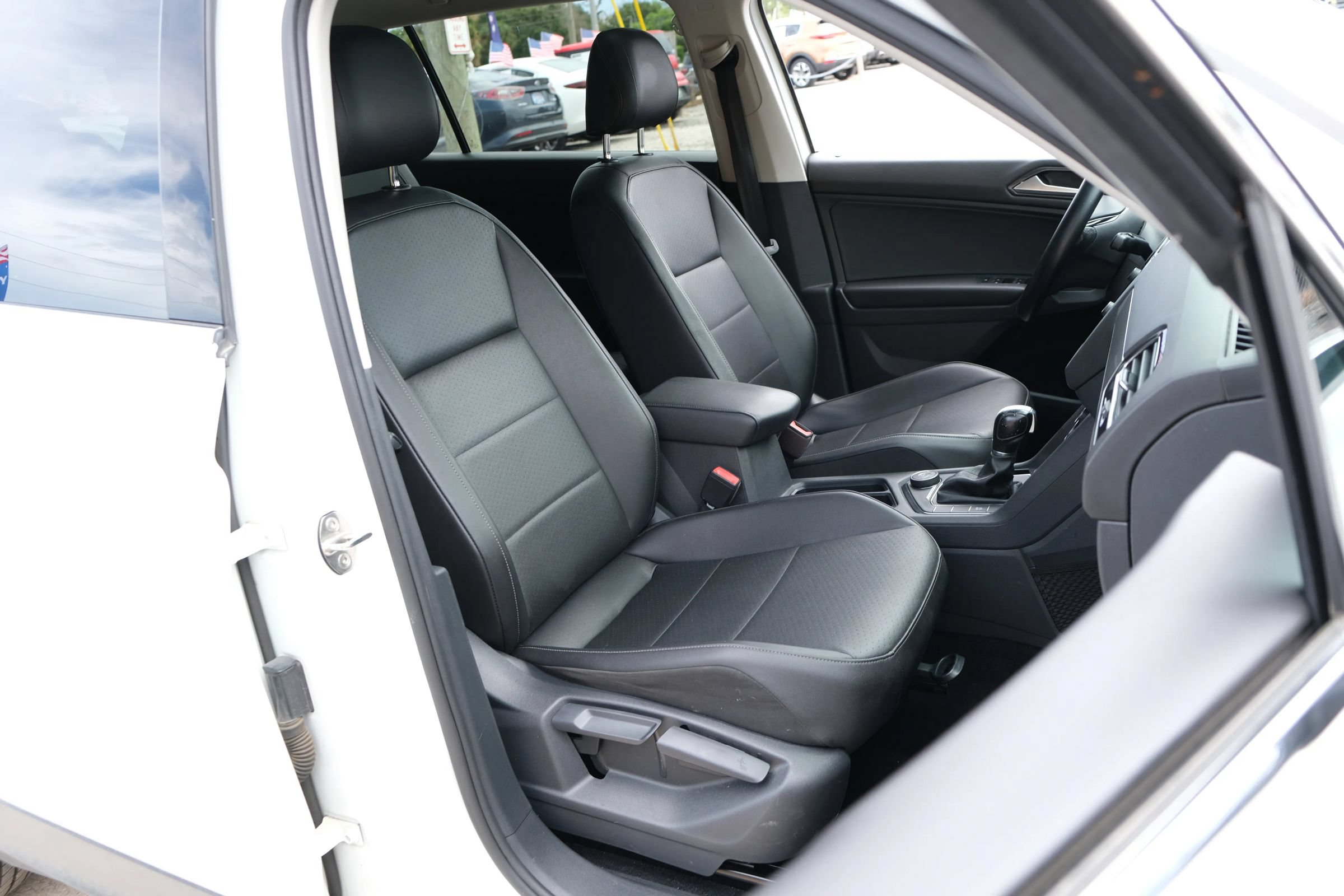 Used 2018 Volkswagen Tiguan SE w/ Panoramic Sunroof Package AWD/4WD image 11