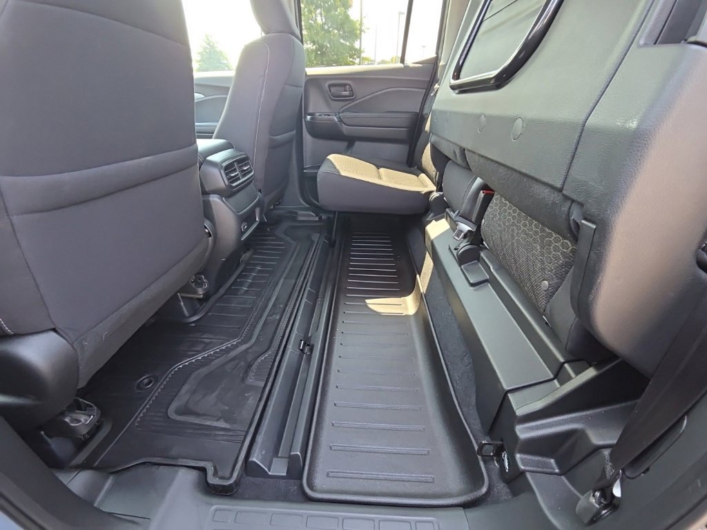 Used 2025 Honda Ridgeline Sport image 14