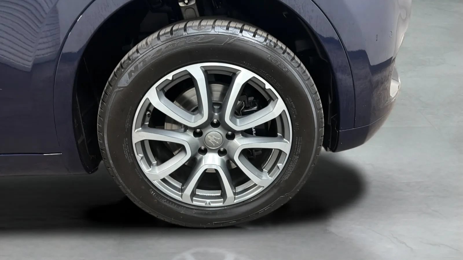 Used 2017 Maserati Levante w/ Luxury Package AWD/4WD image 25