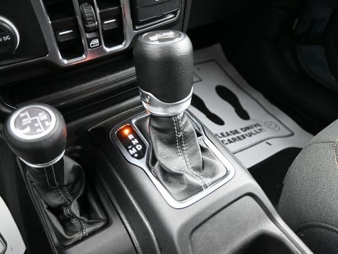 Used 2025 Jeep Wrangler Unlimited Sahara AWD/4WD image 22