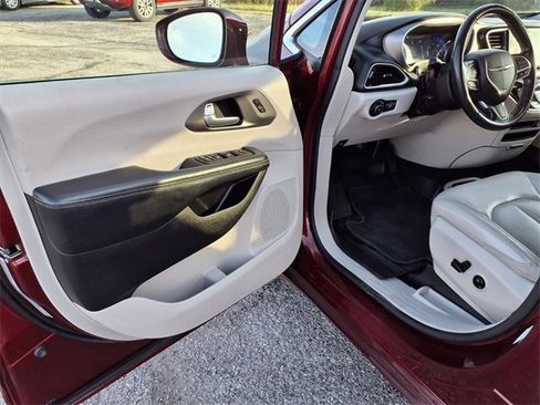 Used 2021 Chrysler Pacifica Touring-L image 41