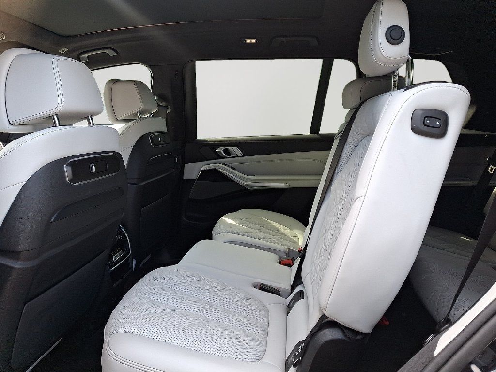 Used 2025 BMW X7 xDrive40i w/ M Sport Package AWD/4WD image 8