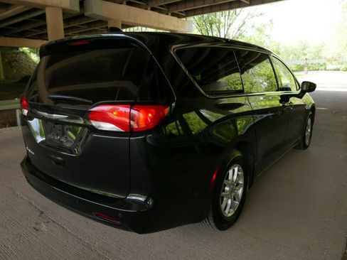 Used 2022 Chrysler Voyager LX image 28