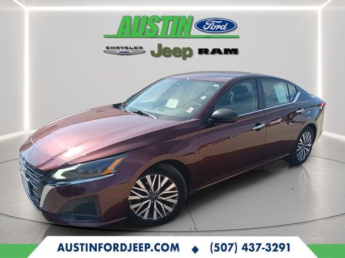 Used 2024 Nissan Altima 2.5 SV image 1