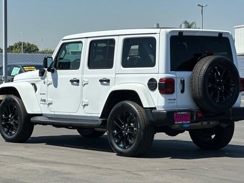 Used 2022 Jeep Wrangler Unlimited Sahara AWD/4WD image 7