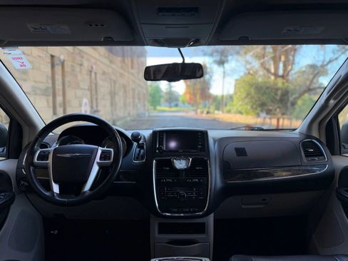 Used 2015 Chrysler Town & Country Touring FWD image 15