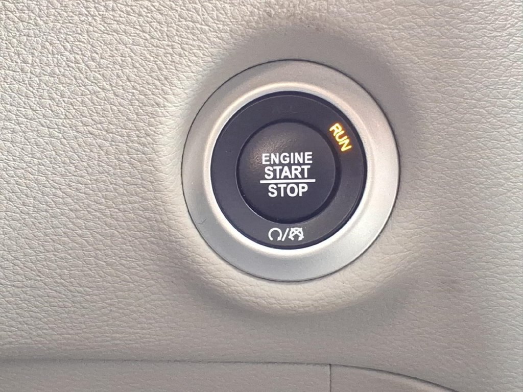 Used 2024 Chrysler Pacifica Limited FWD image 11