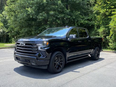 Used 2025 Chevrolet Silverado 1500 High Country w/ Midnight Edition AWD/4WD image 5