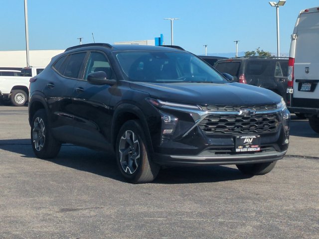 Used 2025 Chevrolet Trax LT FWD image 2