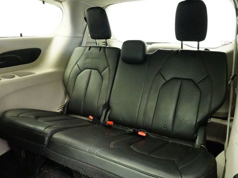 Used 2018 Chrysler Pacifica Touring-L Plus image 16