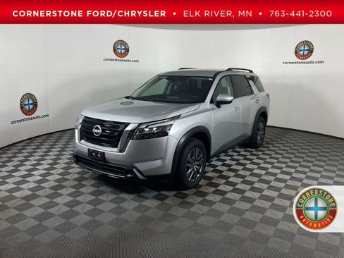 Used 2025 Nissan Pathfinder SV image 1