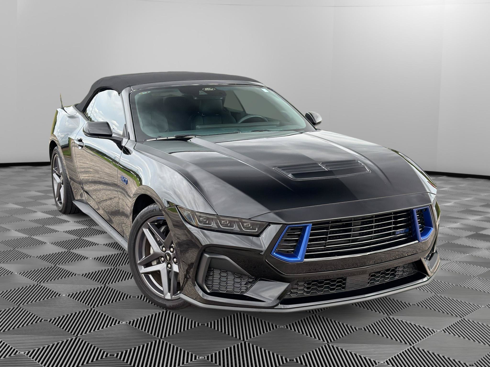 Used 2025 Ford Mustang GT Premium RWD image 3