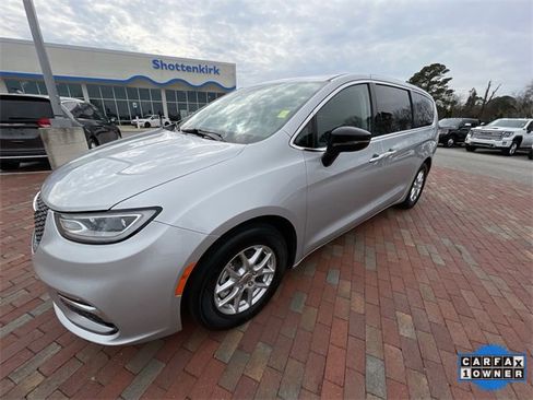 Used 2024 Chrysler Pacifica Touring-L image 30