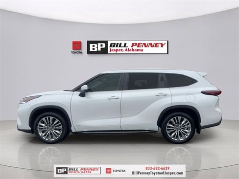 New 2026 Toyota Highlander Platinum image 2