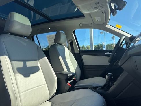 Used 2021 Volkswagen Tiguan SE w/ Panoramic Sunroof Package image 23