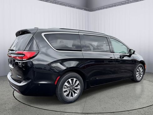 Used 2021 Chrysler Pacifica Touring-L image 6