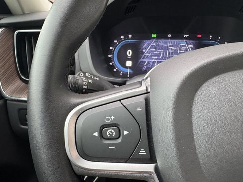 Used 2022 Volvo XC60 B5 Momentum w/ Climate Package image 29