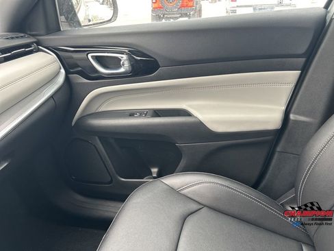 Used 2025 Jeep Compass Limited image 18