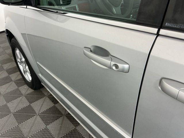 Used 2008 Chrysler Town & Country Touring FWD image 11
