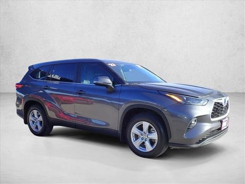 Used 2023 Toyota Highlander LE FWD image 6