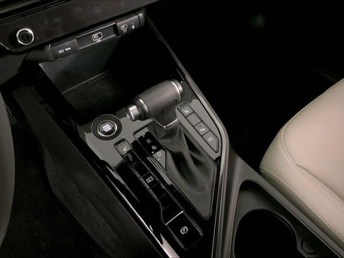Certified 2024 Kia Niro EX FWD image 17