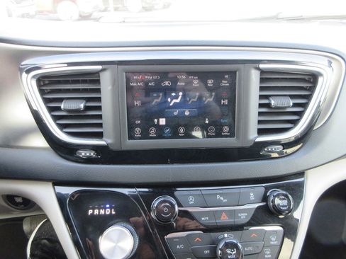 Used 2020 Chrysler Pacifica Touring-L image 30