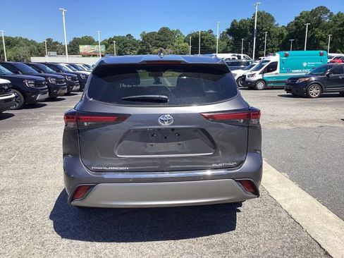 Used 2024 Toyota Highlander Platinum FWD image 7
