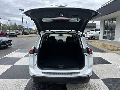 Used 2024 Nissan Rogue SV w/ SV Premium Package image 5