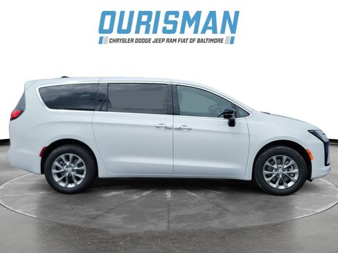 New 2027 Chrysler Pacifica Select w/ Family Tech Group AWD/4WD image 7