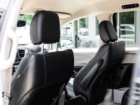 Used 2019 Chrysler Pacifica Touring-L FWD image 11