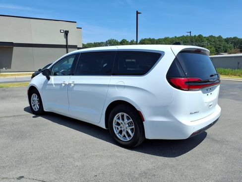 Used 2024 Chrysler Pacifica Touring-L FWD image 3