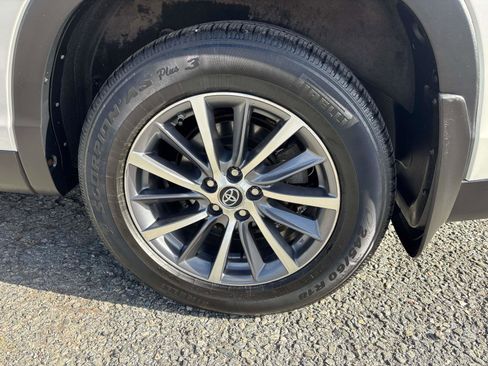 Used 2019 Toyota Highlander XLE image 9