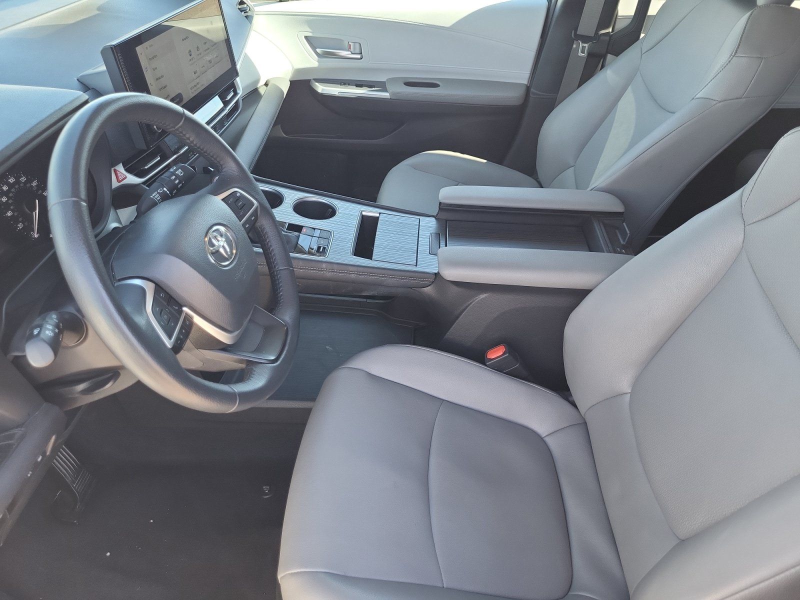 Used 2025 Toyota Sienna XLE FWD image 17
