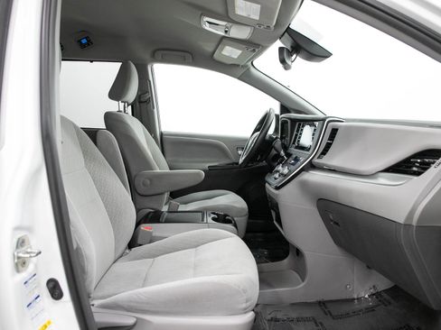Used 2018 Toyota Sienna LE AWD/4WD image 12