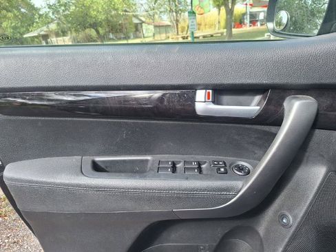 Used 2015 Kia Sorento LX image 2