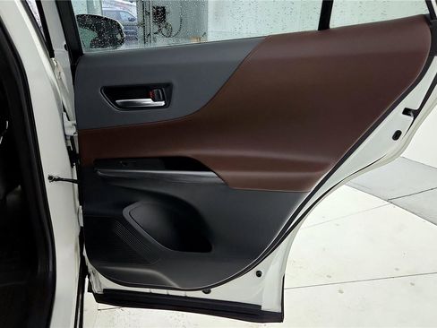 Used 2021 Toyota Venza Limited image 20