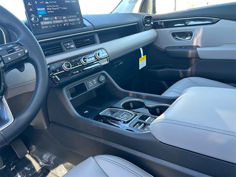 New 2025 Honda Pilot Touring image 11